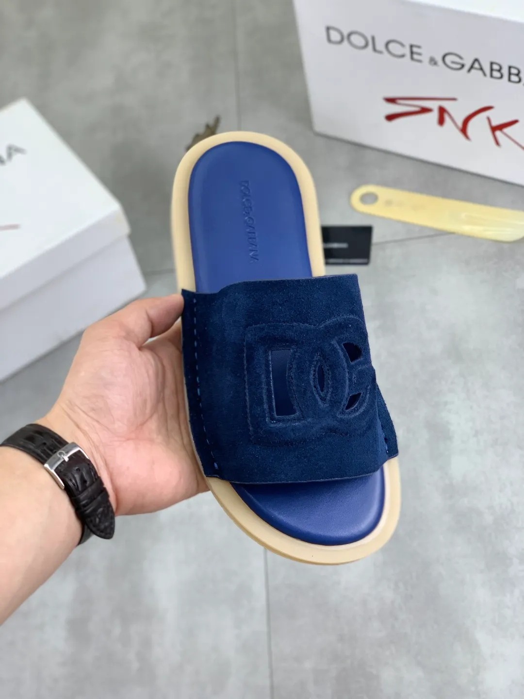 Men's shoes 💰P340 [New model] 💰High quality slippers💎💎💎 DG official website synchronizes the latest slippers 🩴 The highest version on the market, accept material comparison, shoe type comparison, process comparison, practical and textured, versatile and suitable for any occasion, the more you look at it, the more flavorful it becomes. Purely handmade craftsmanship - Upper material, calfskin imported from Italy 🇮🇹 - High-quality water-dyed sheepskin lining - Original high-quality private model customized combination outsole (super comfortable) -Size: 38-45 Color: 6️⃣ colors available